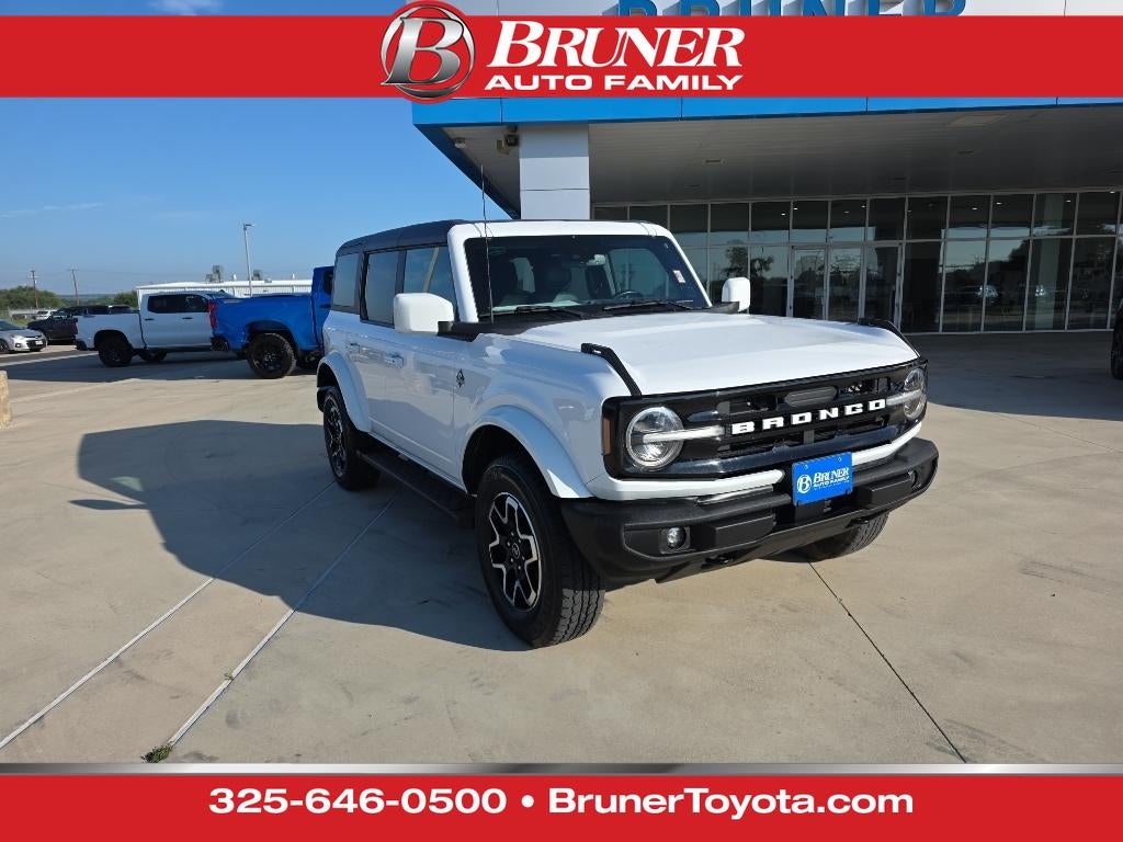 2024 Ford Bronco Outer Banks in Oxford White — front three-quarter view